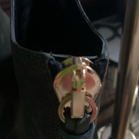 Giuseppe Zanotti sexy booties.  Heavy duty gold zippers. Beautiful olive green - Picture 10 of 11